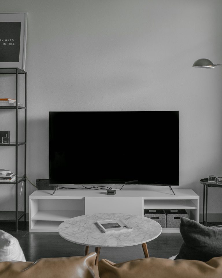 Foto von Andres Jasso auf Unsplash