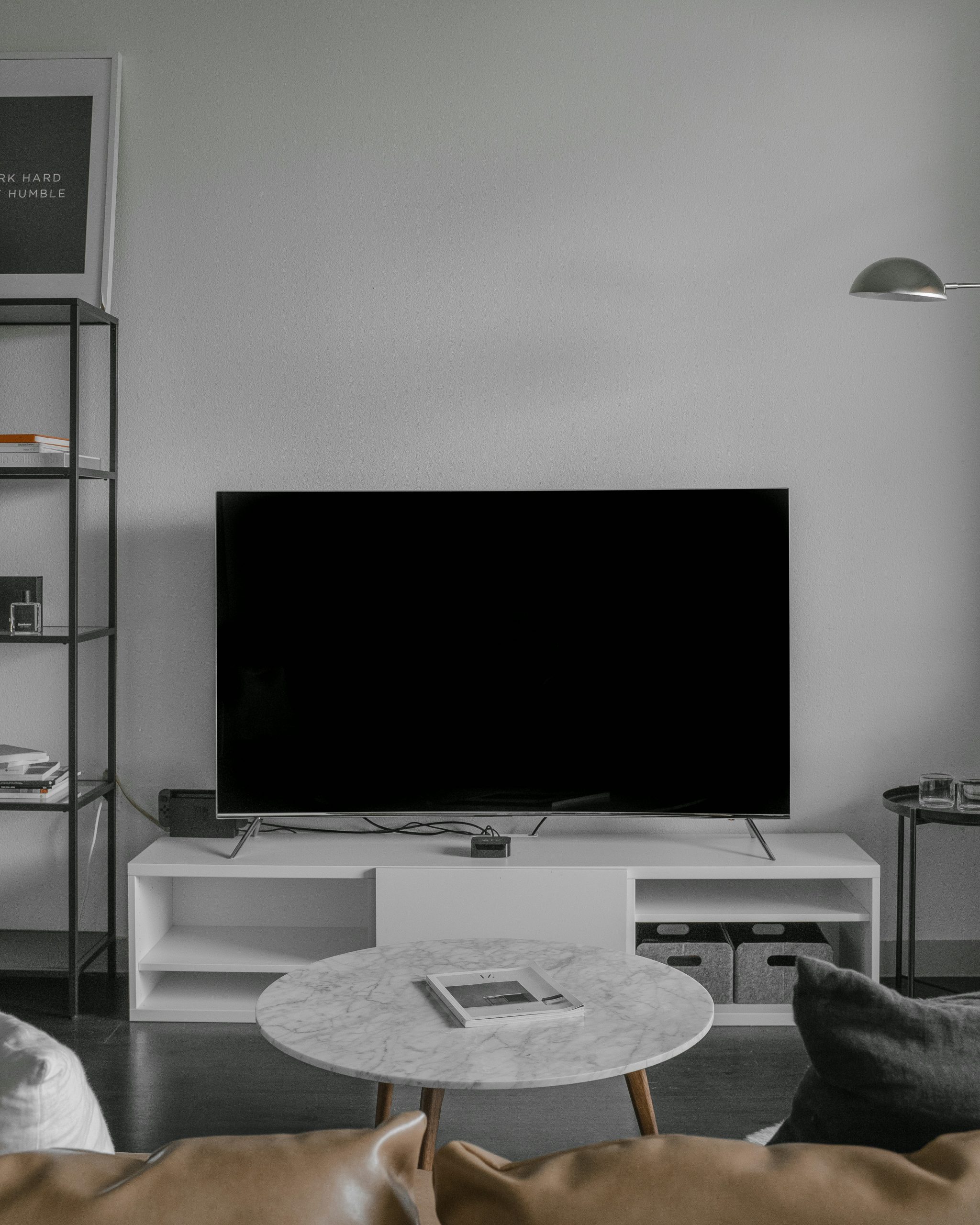 Foto von Andres Jasso auf Unsplash
