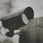 Foto von Joe Gadd auf Unsplash. (Für Alt-Text: black and silver camera on black stand)